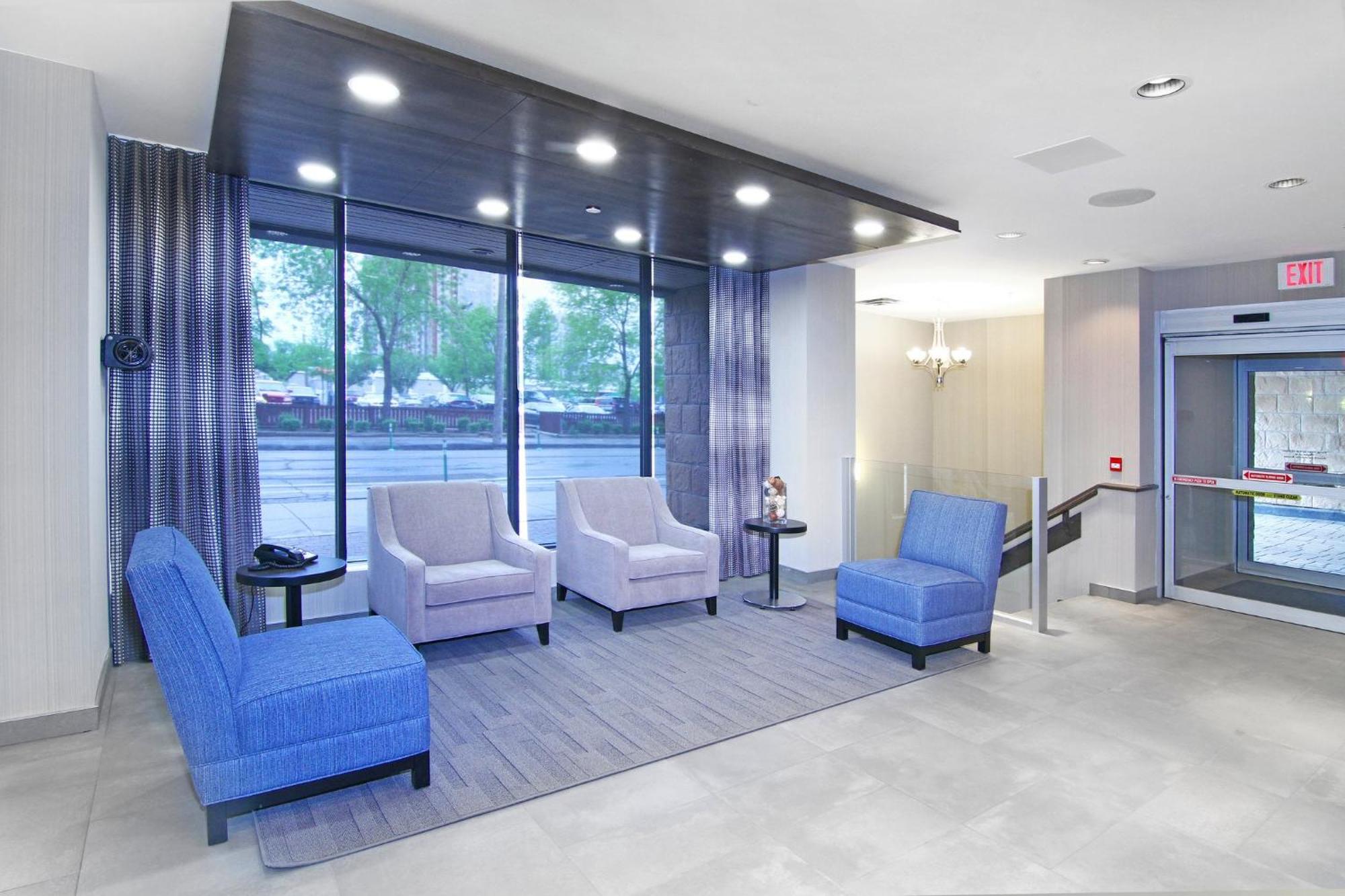 Holiday Inn Express And Suites Calgary By Ihg Exteriör bild