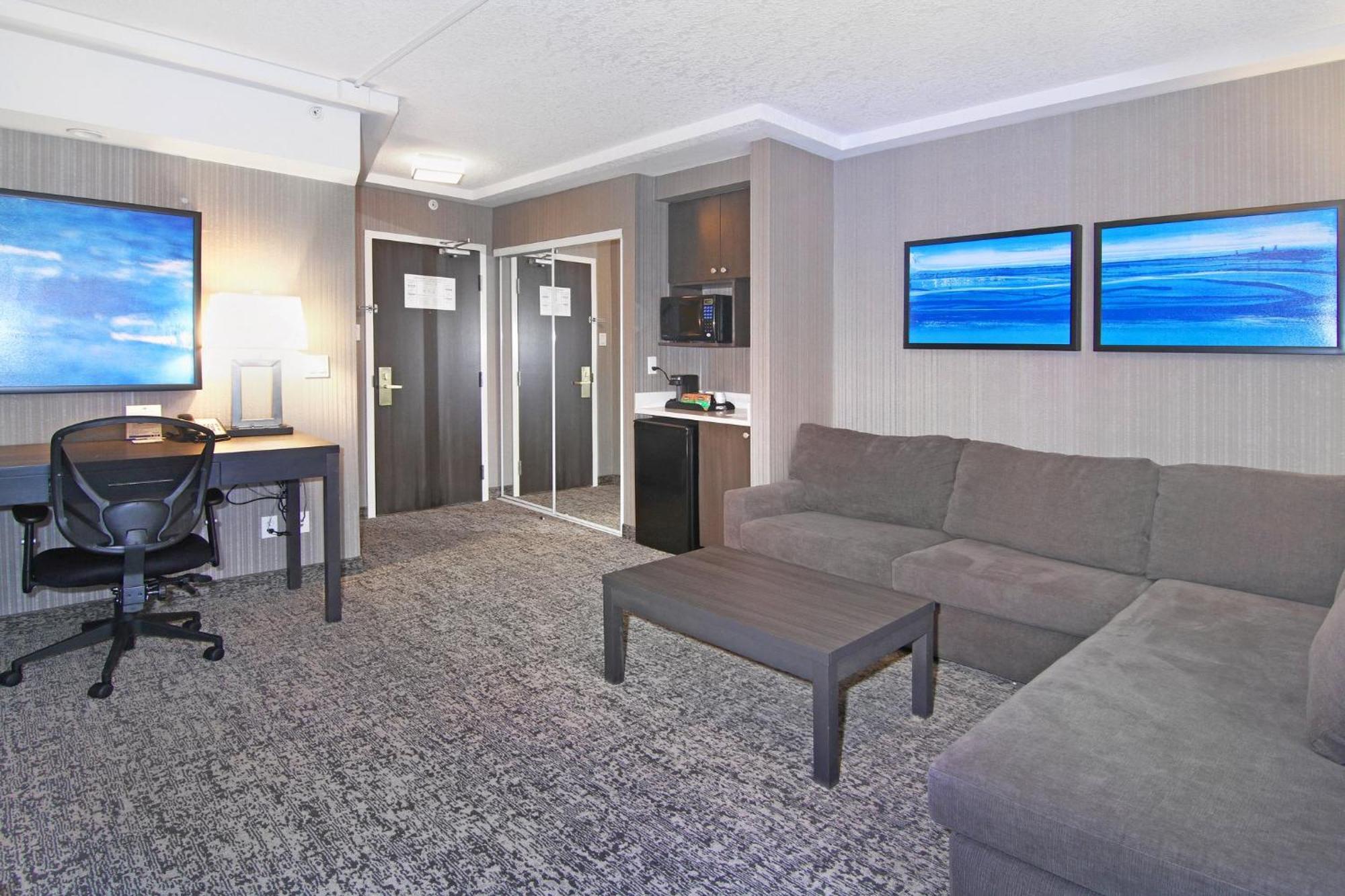 Holiday Inn Express And Suites Calgary By Ihg Exteriör bild