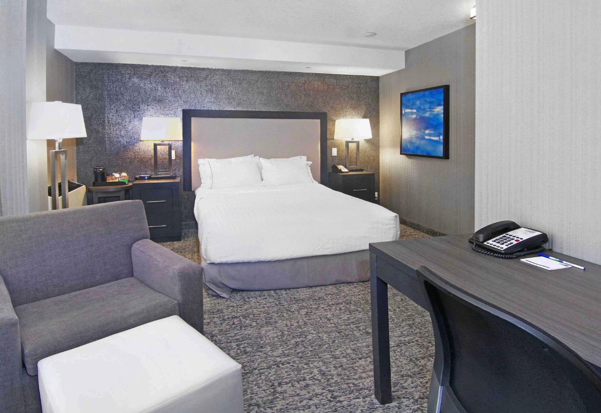 Holiday Inn Express And Suites Calgary By Ihg Exteriör bild