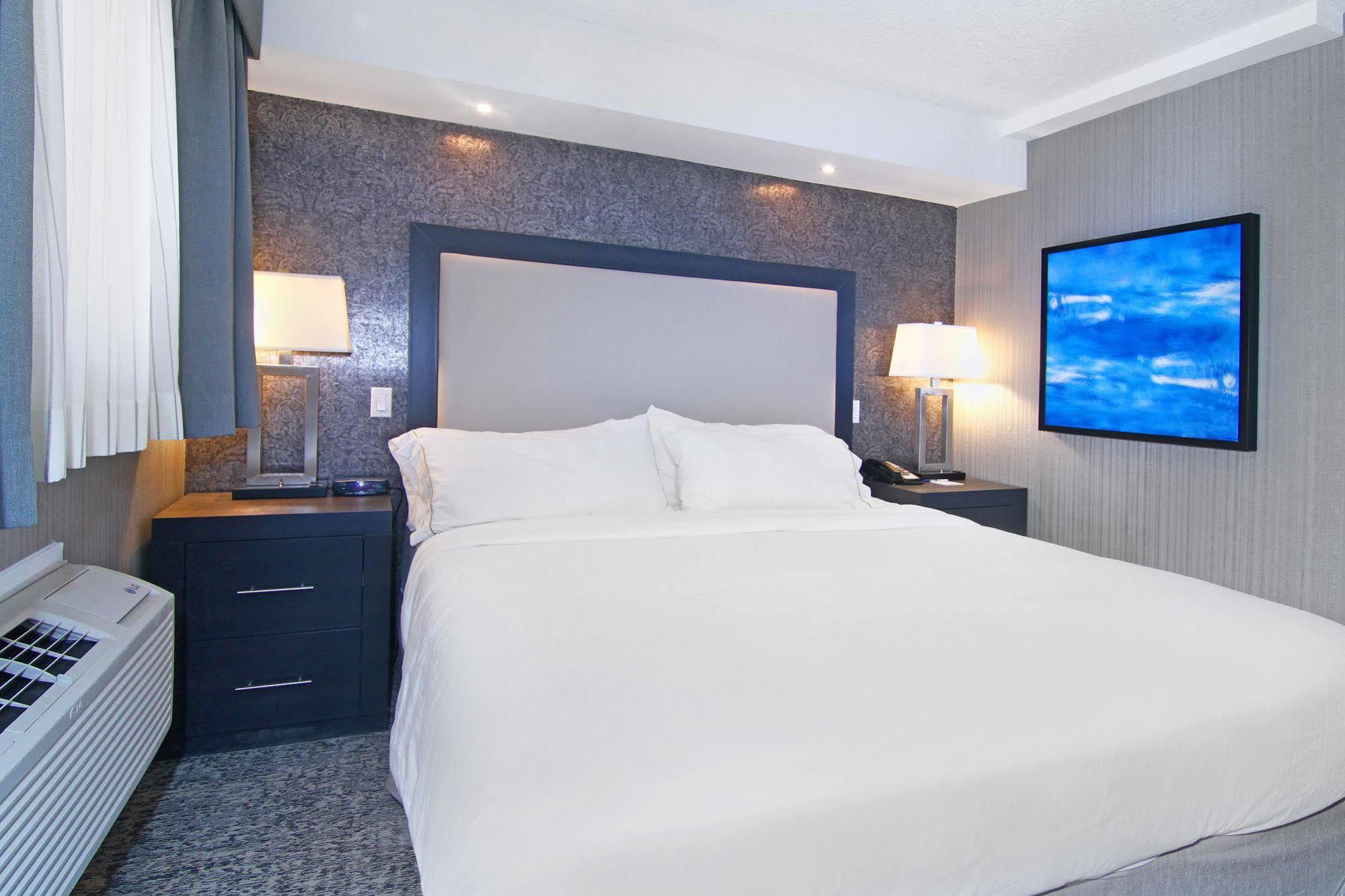 Holiday Inn Express And Suites Calgary, An Ihg Hotel Exteriör bild