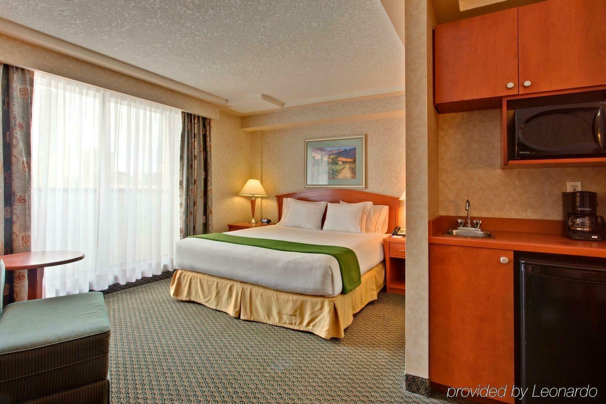 Holiday Inn Express And Suites Calgary By Ihg Exteriör bild